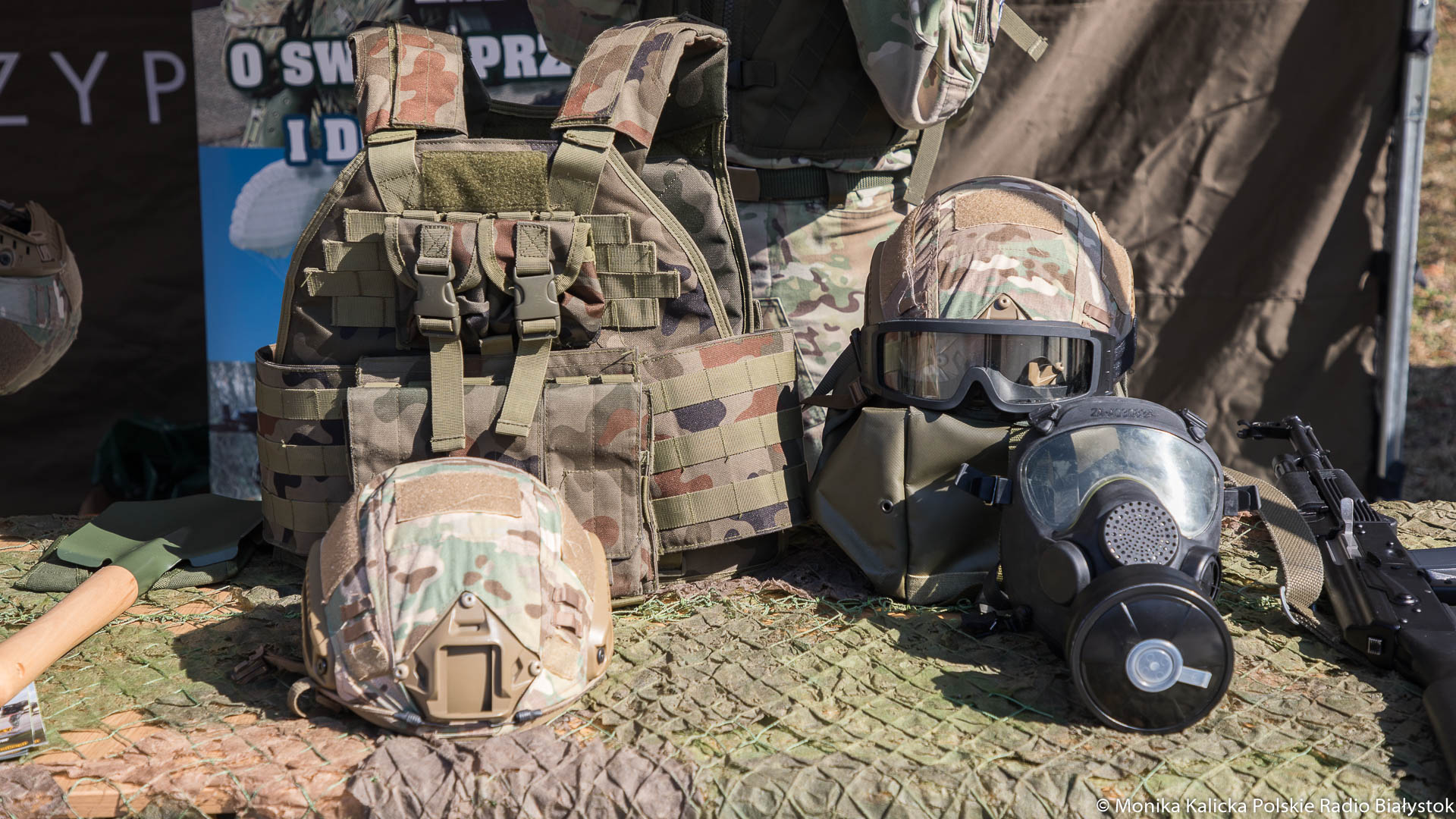 Niektóre kobiety też biorą udział w kwalifikacji wojskowej