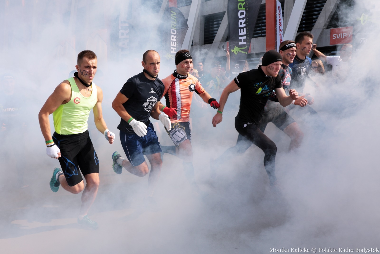 Woda, błoto i 35 przeszkód do pokonania – Hero Run na białostockim stadionie