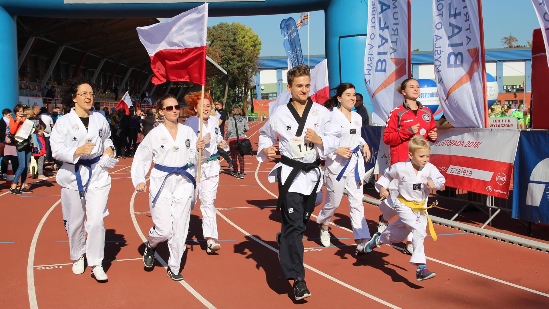 Kilkaset osób wzięło udział w sztafecie "100 km na stulecie" [zdjęcia, wideo cz. 1]