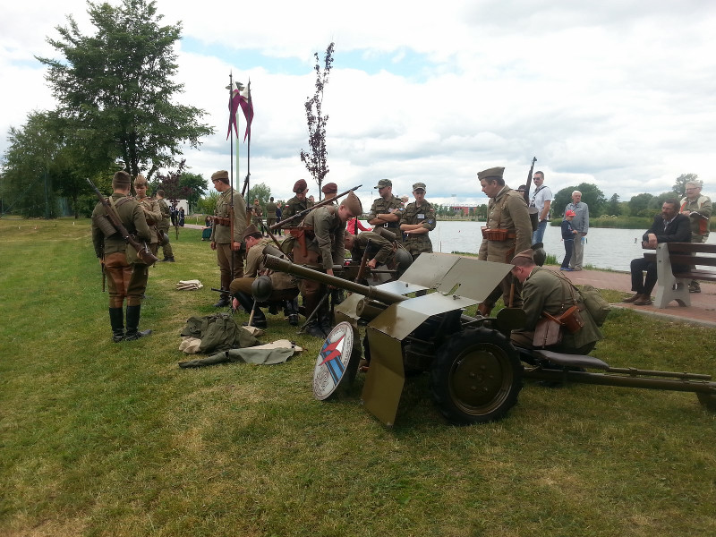 Suwałki:  Pokazy woltyżerki i dawnego oręża na XV Pikniku Kawaleryjskim [zdjęcia]