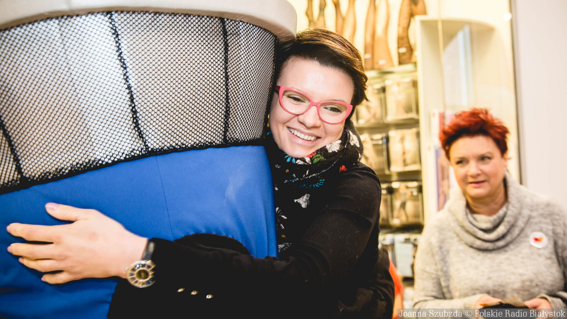 Moc Przytulania - akcja wolontariuszy fundacji "Pomóż Im" w białostockich galeriach [zdjęcia]