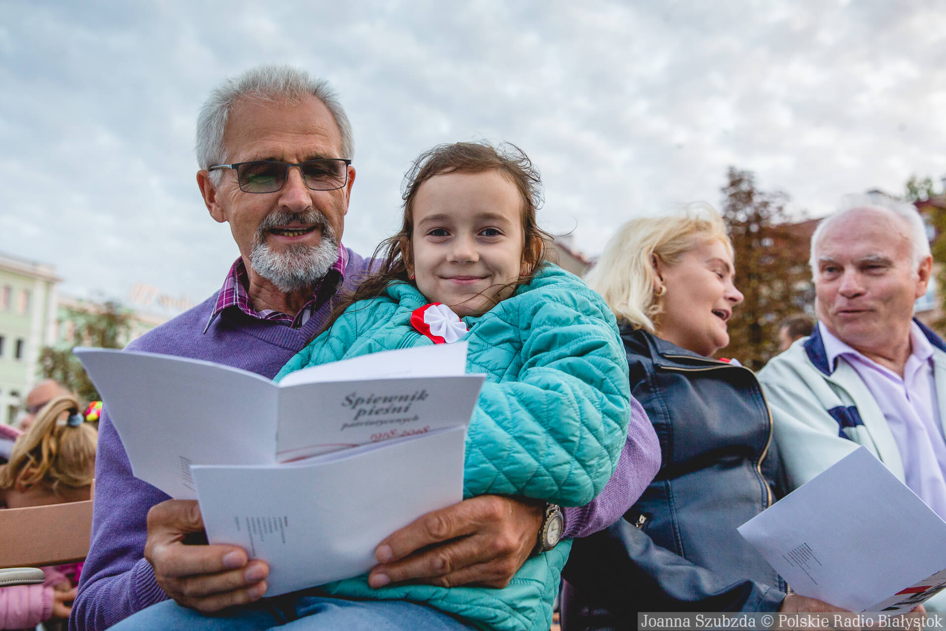 Wspólne śpiewanie pieśni patriotycznych w centrum Białegostoku [zdjęcia]
