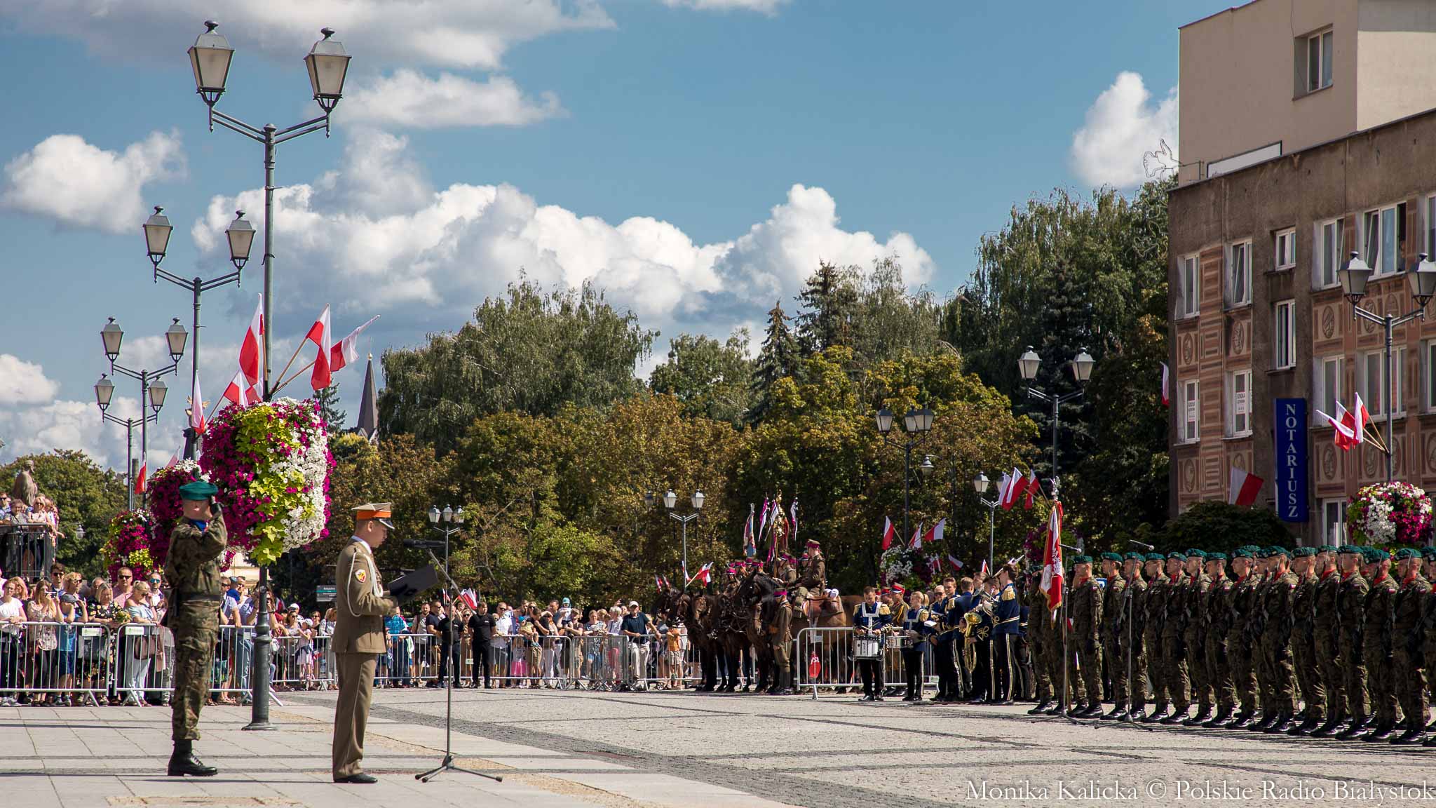 Awanse, kwiaty i defilada z okazji Święta Wojska Polskiego [zdjęcia, wideo]
