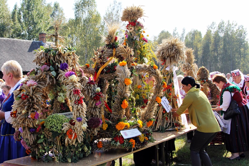 Zawody strongmanów i wesołe miasteczko dla dzieci podczas dożynek w Suchowoli