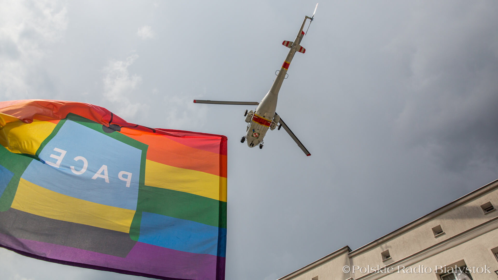 Niski przelot śmigłowca nad marszem w Białymstoku. SG: Kontrola jest prowadzona w trybie pilnym