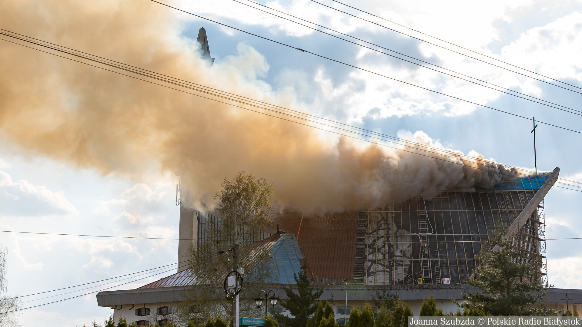 Po pożarze zniszczony jest dach kościoła świętego Maksymiliana Kolbego w Białymstoku [zdjęcia, wideo]