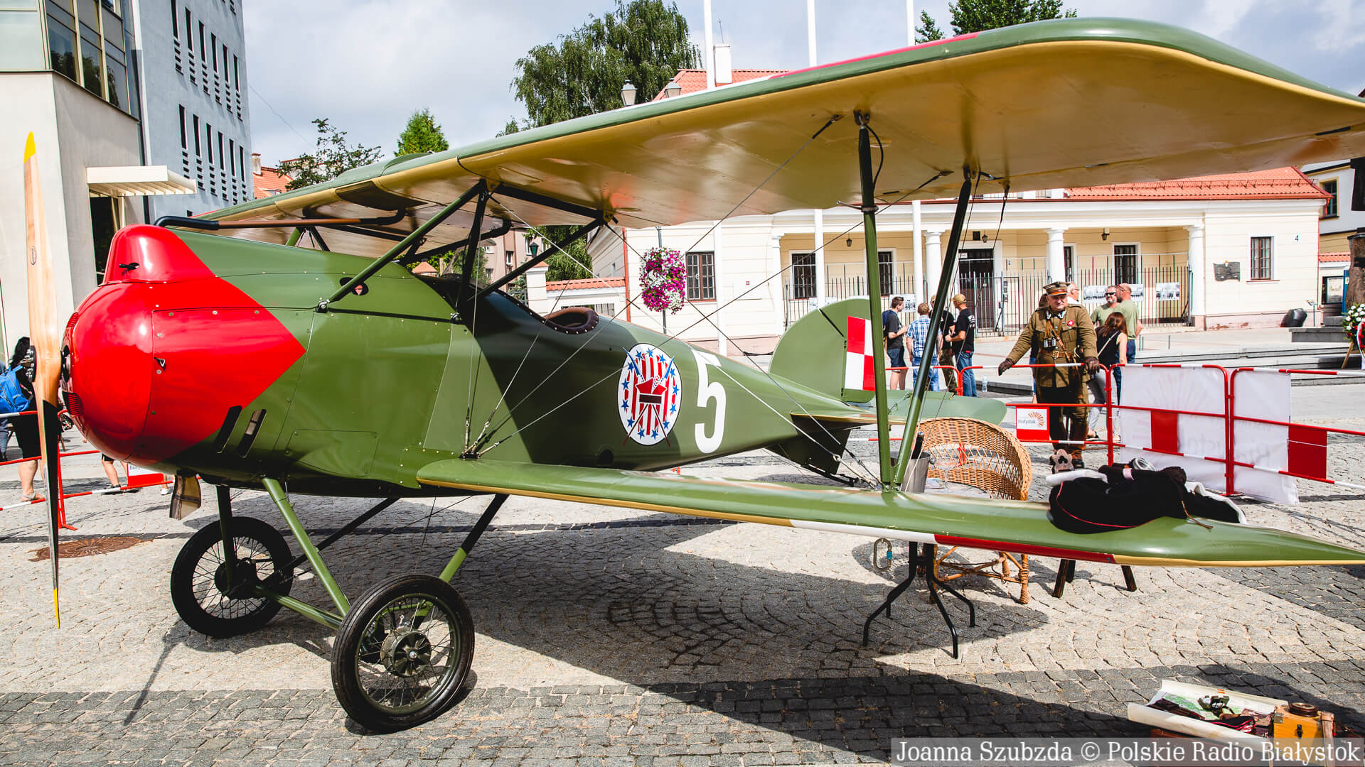Około 120 rekonstruktorów w mundurach sprzed wieku na ulicach Białegostoku [zdjęcia, wideo]