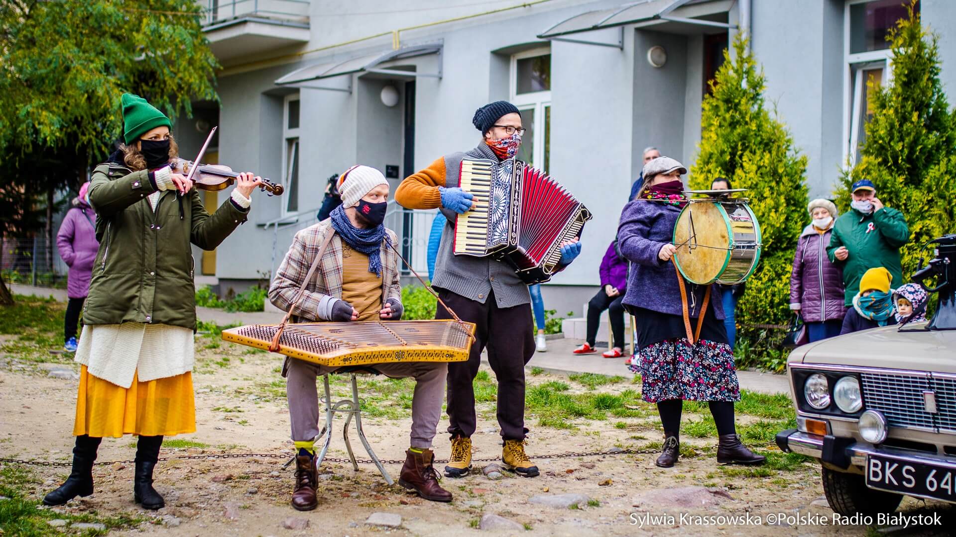 Kapela Batareja z okazji Święta Niepodległości muzykowała pod balkonami białostoczan [zdjęcia, wideo]