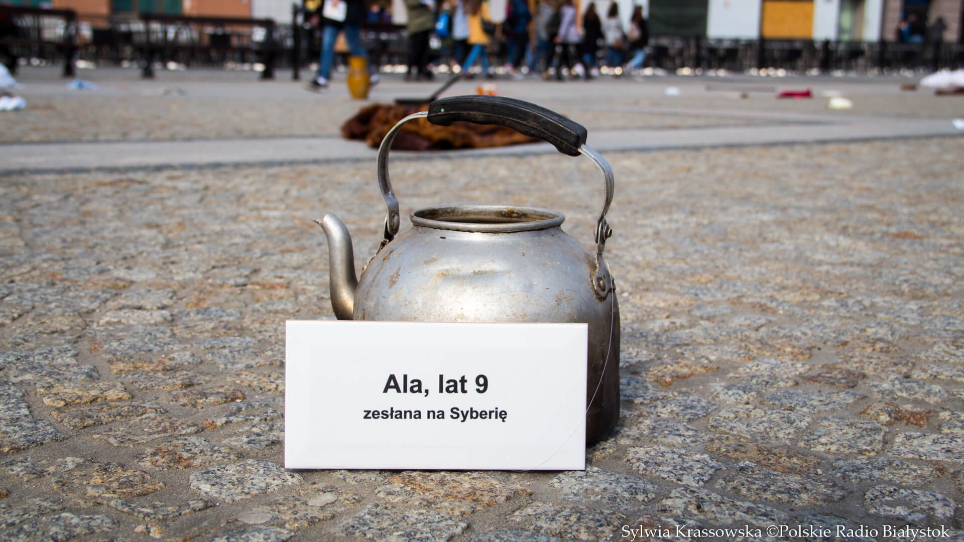 Leżące na Rynku Kościuszki ubrania i zabawki - Muzeum Pamięci Sybiru przypomina o deportacji ludzi na Wschód [zdjęcia]