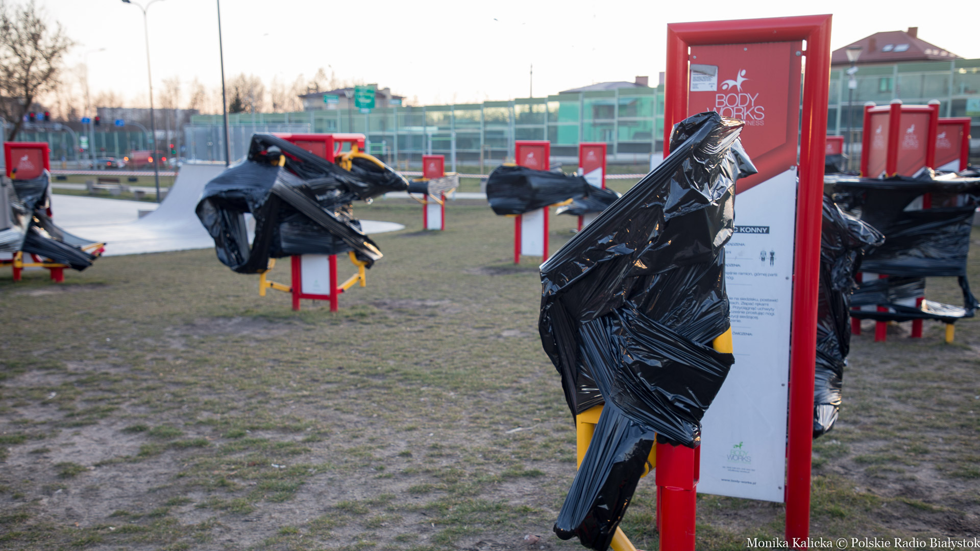 Białostocka straż miejska odwiedza place zabaw, boiska i siłownie pod chmurką