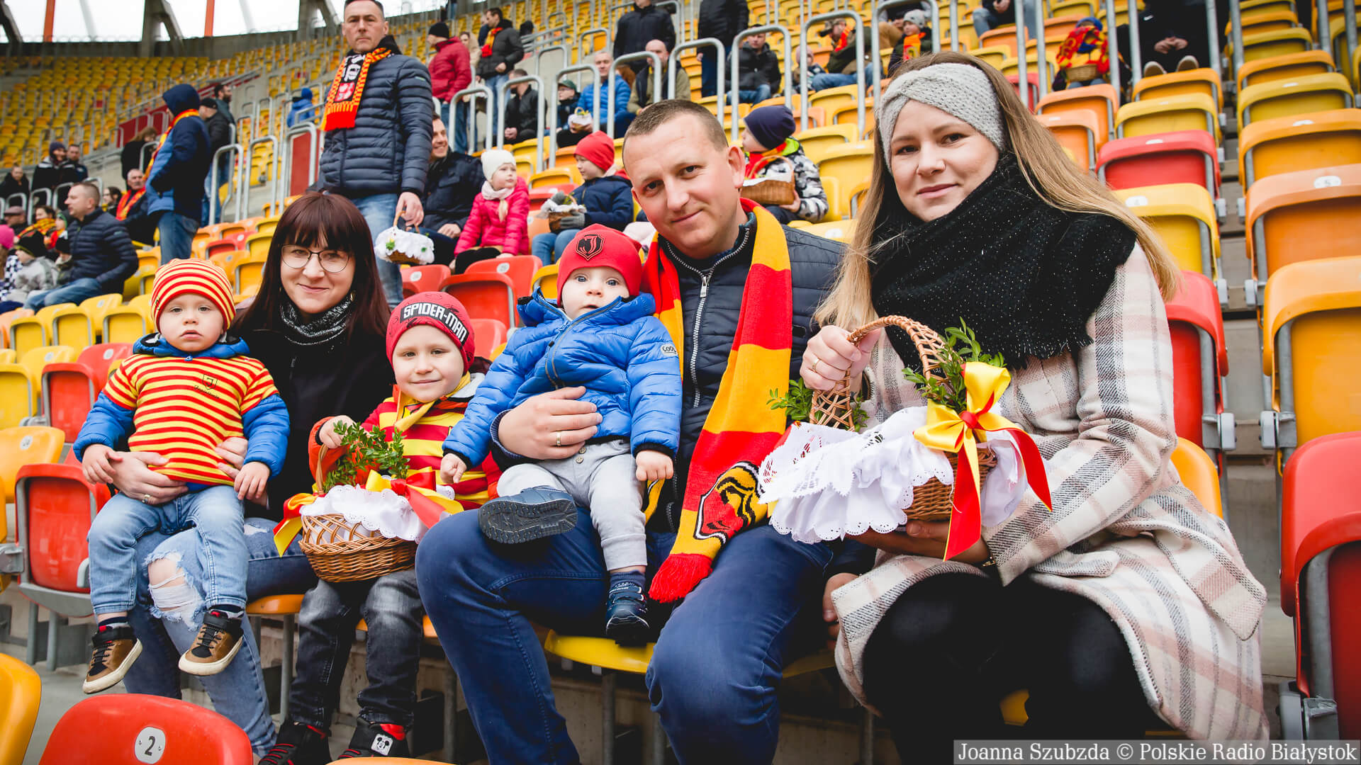 Żółto-czerwone święconki kibiców Jagiellonii na stadionie [zdjęcia]
