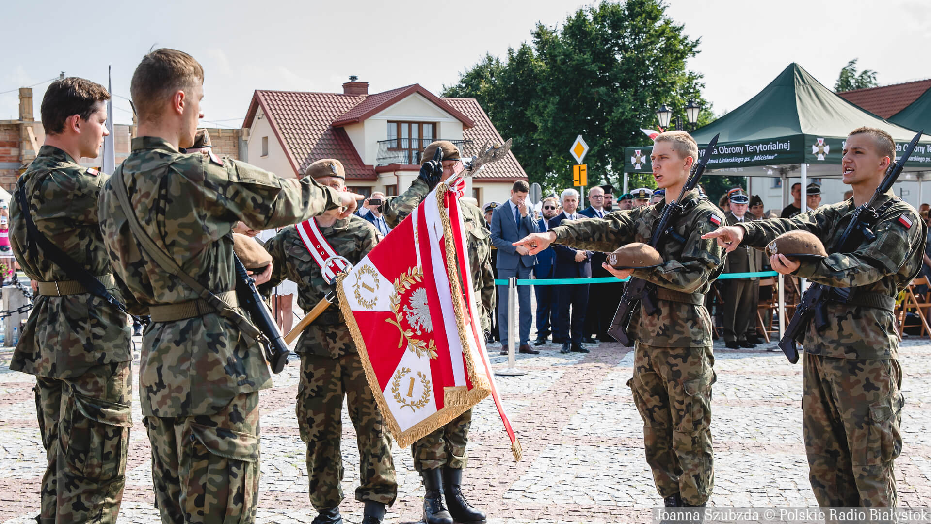 Przyrzekali bronić niepodległości Polski i jej granic. Ponad 100 osób złożyło w Tykocinie przysięgę wojskową [zdjęcia]