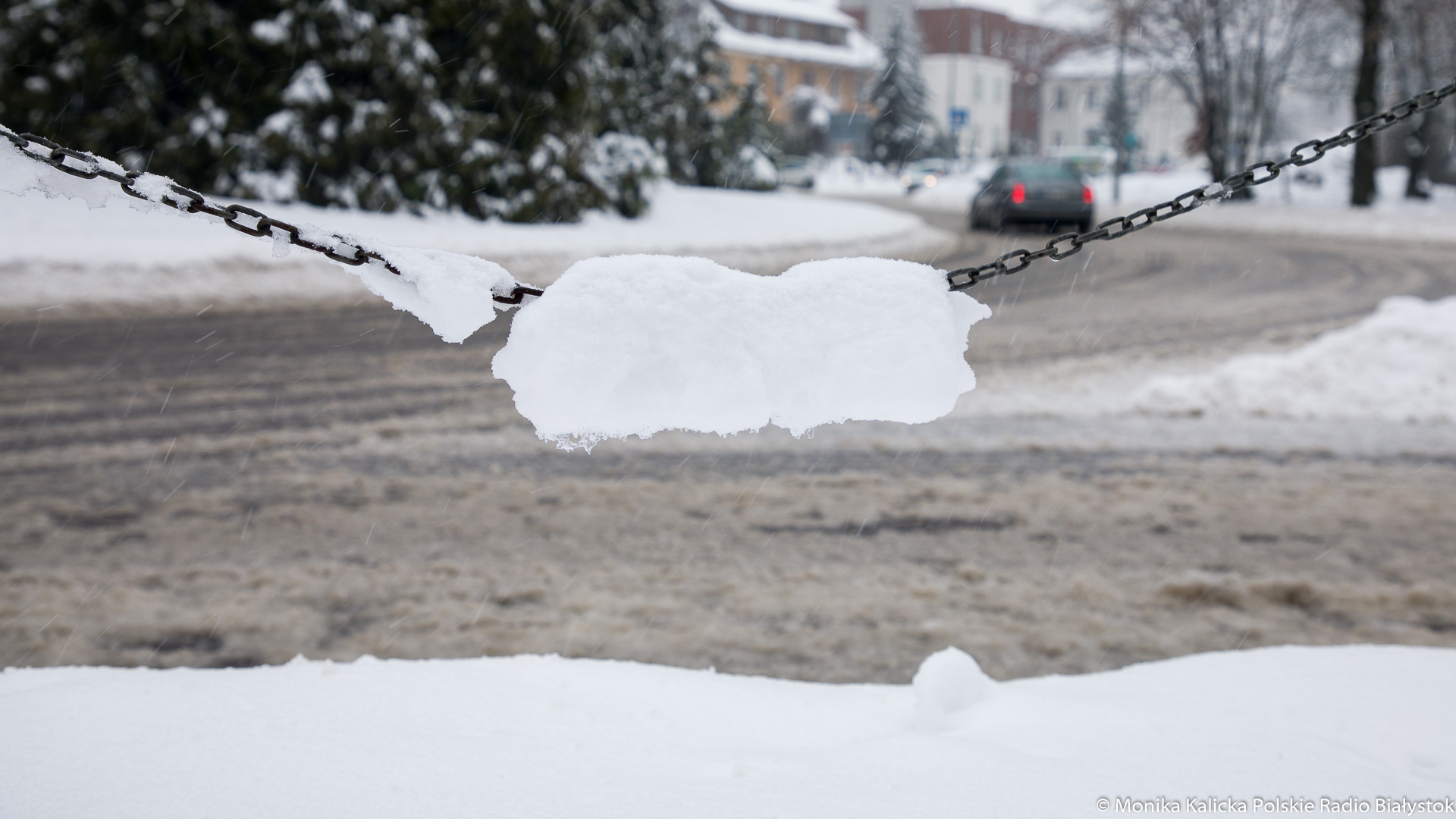 Na niektórych białostockich ulicach wciąż zalegają śnieg i lód