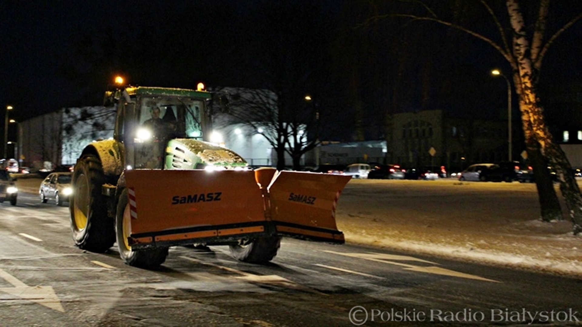 Ślisko w regionie - sprzęt zimowy wyjechał na drogi