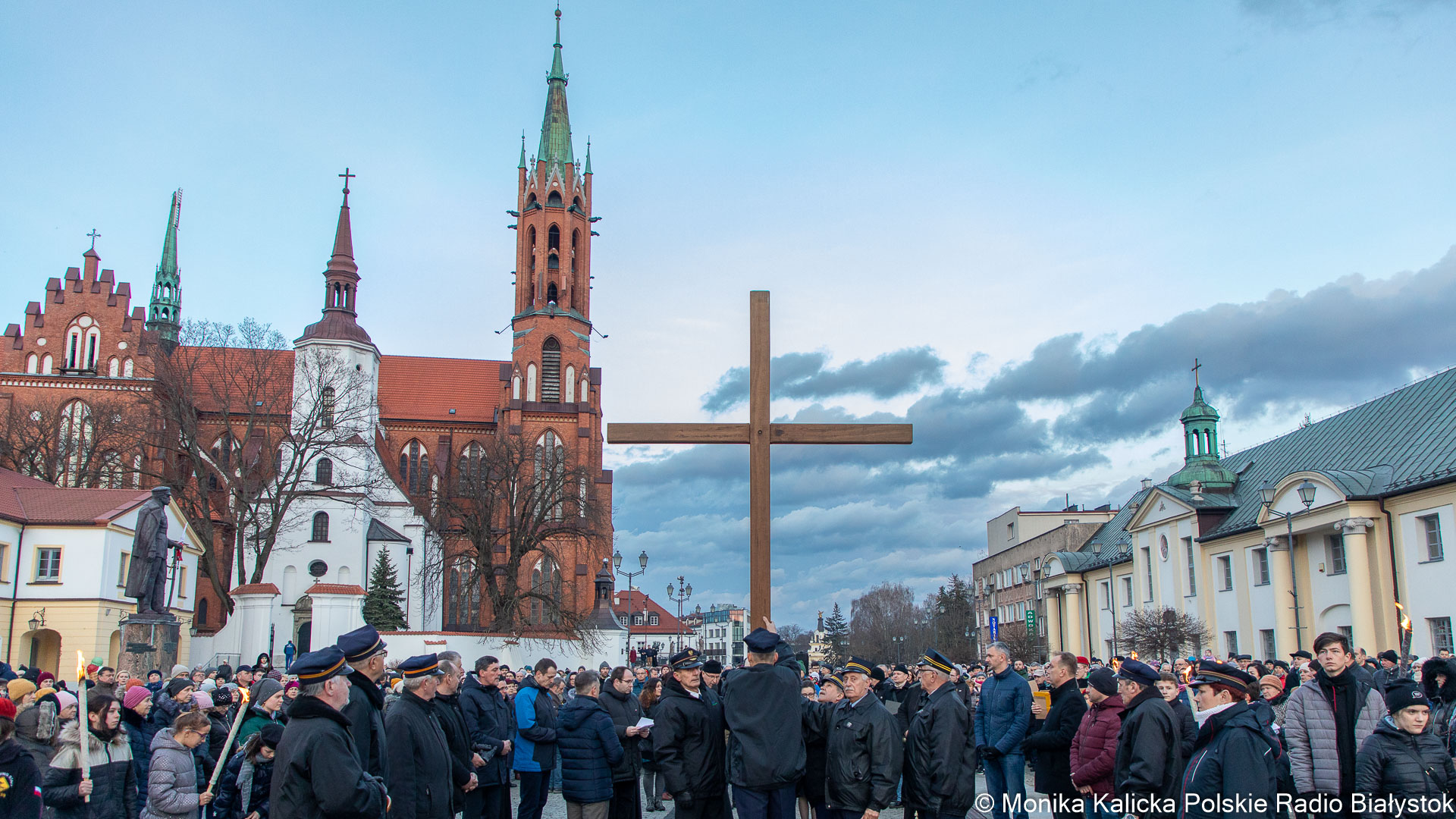 Setki białostoczan na miejskiej drodze krzyżowej [zdjęcia]
