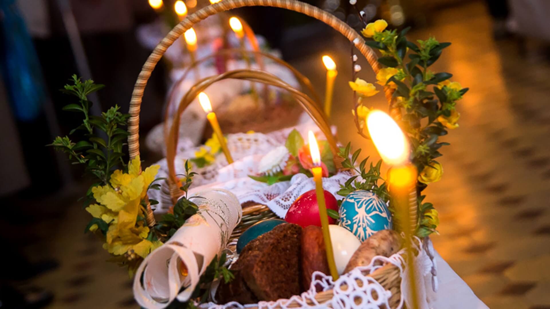 Wielka Sobota w cerkwi prawosławnej - wierni święcą pokarmy