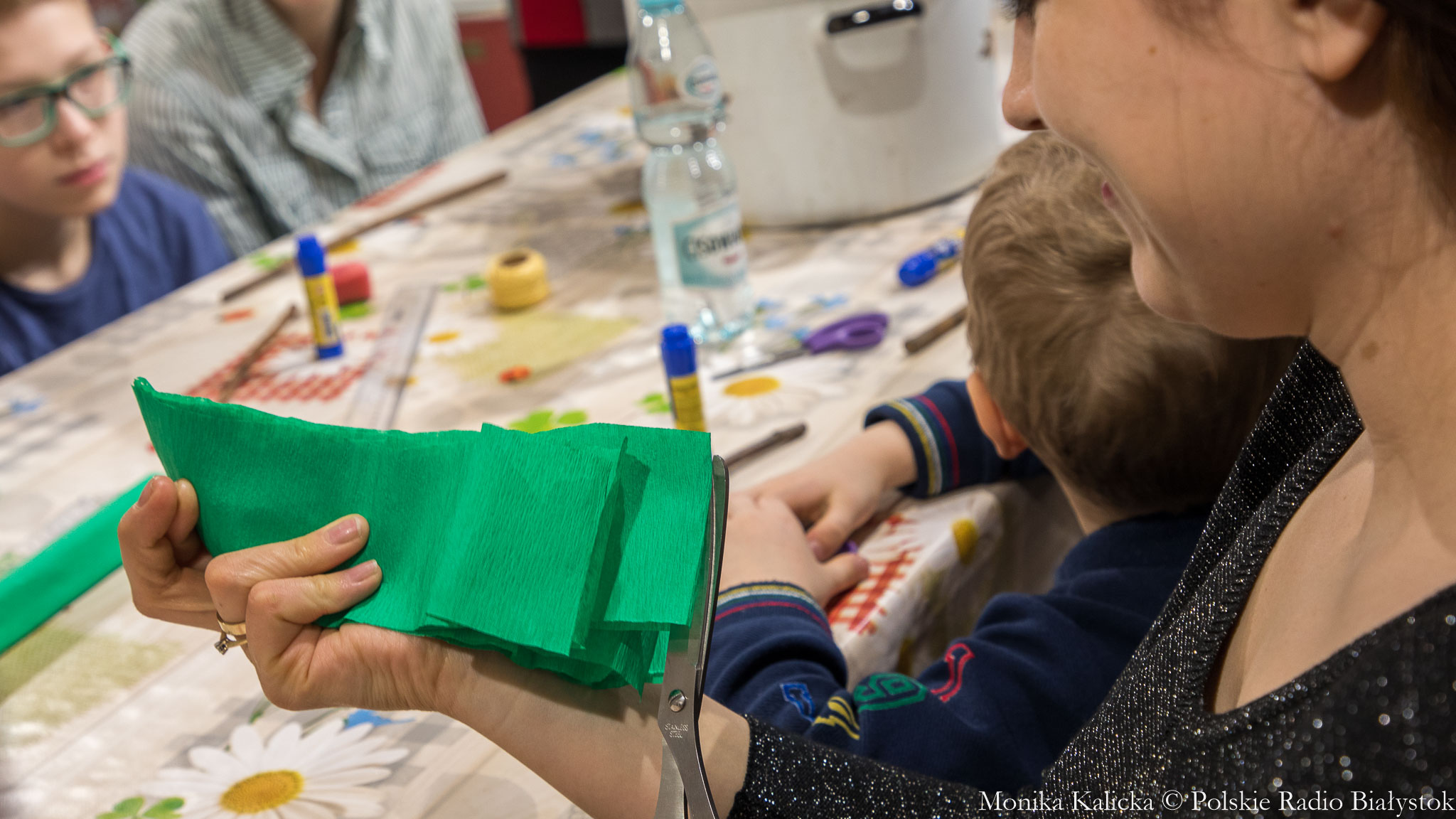 Wspólne gotowanie, czytanie książek, gry i zabawy edukacyjne - jak spędzać czas z dzieckiem, gdy szkoły są zamknięte