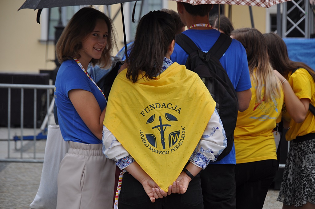 Wolontariusze Fundacji Dzieło Nowego Tysiąclecia zbierają w Białymstoku pieniądze na stypendia