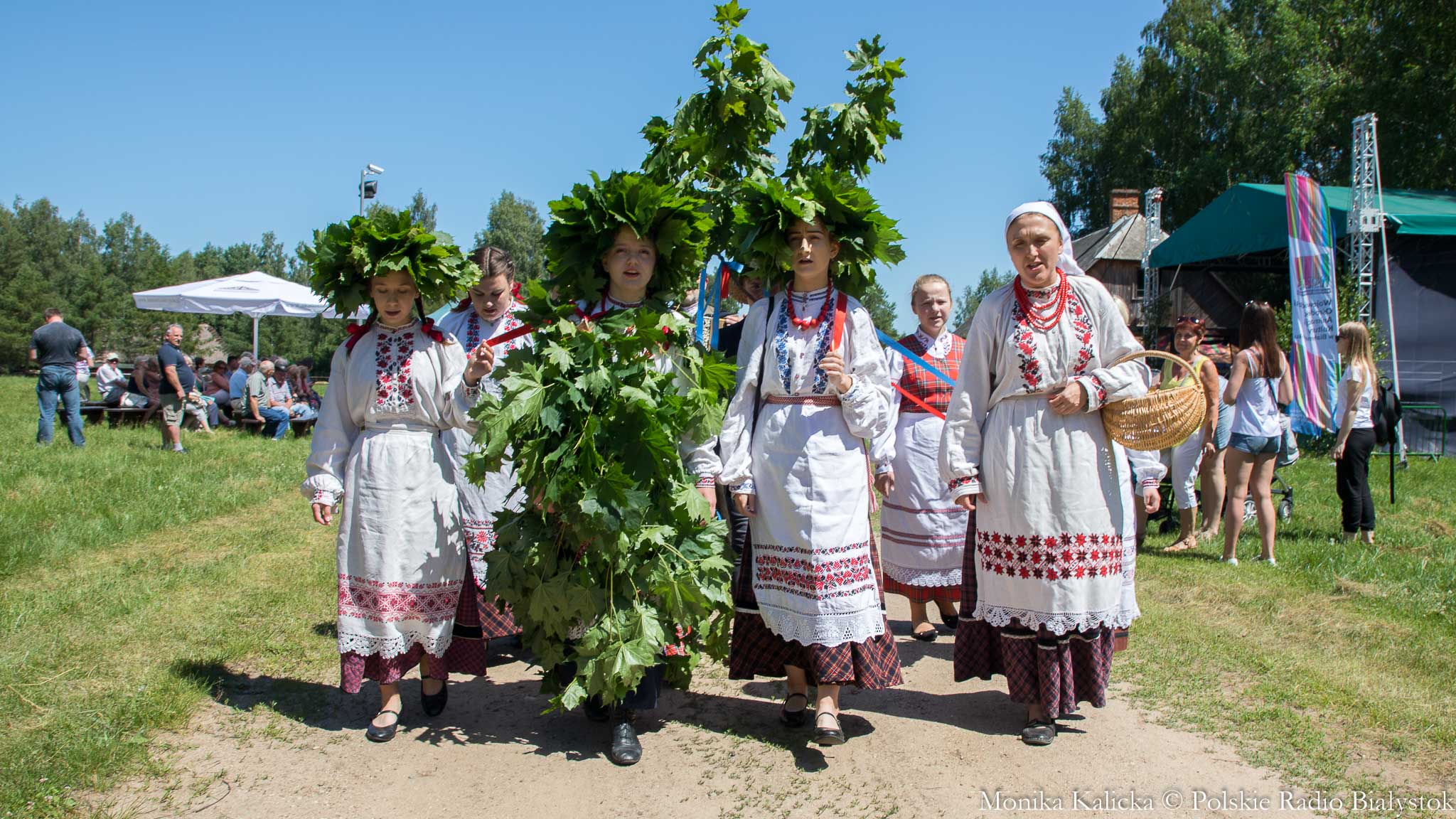 Tłumy na Zielonych Świątkach w Podlaskim Muzeum Kultury Ludowej [zdjęcia, wideo]