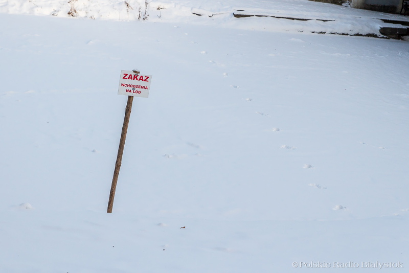 Choć tafla lodu na jeziorach Suwalszczyzny wciąż jest gruba, może być zdradliwa