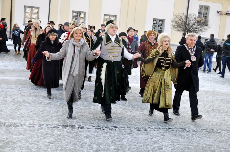 Uczniowie zatańczyli poloneza w centrum Białegostoku [zdjęcia]