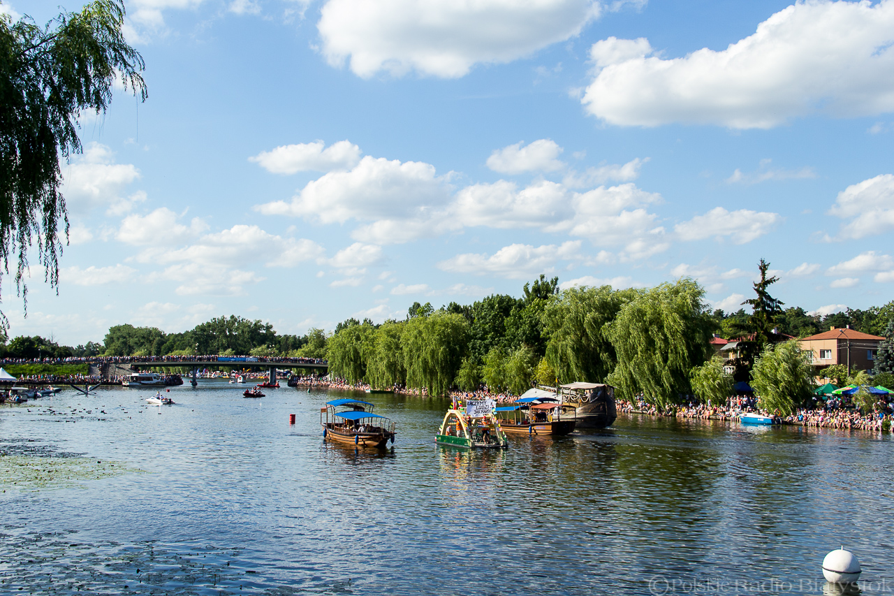 Płynęli na byle czym - pływadła prezentowały się w Augustowie [zdjęcia, wideo]