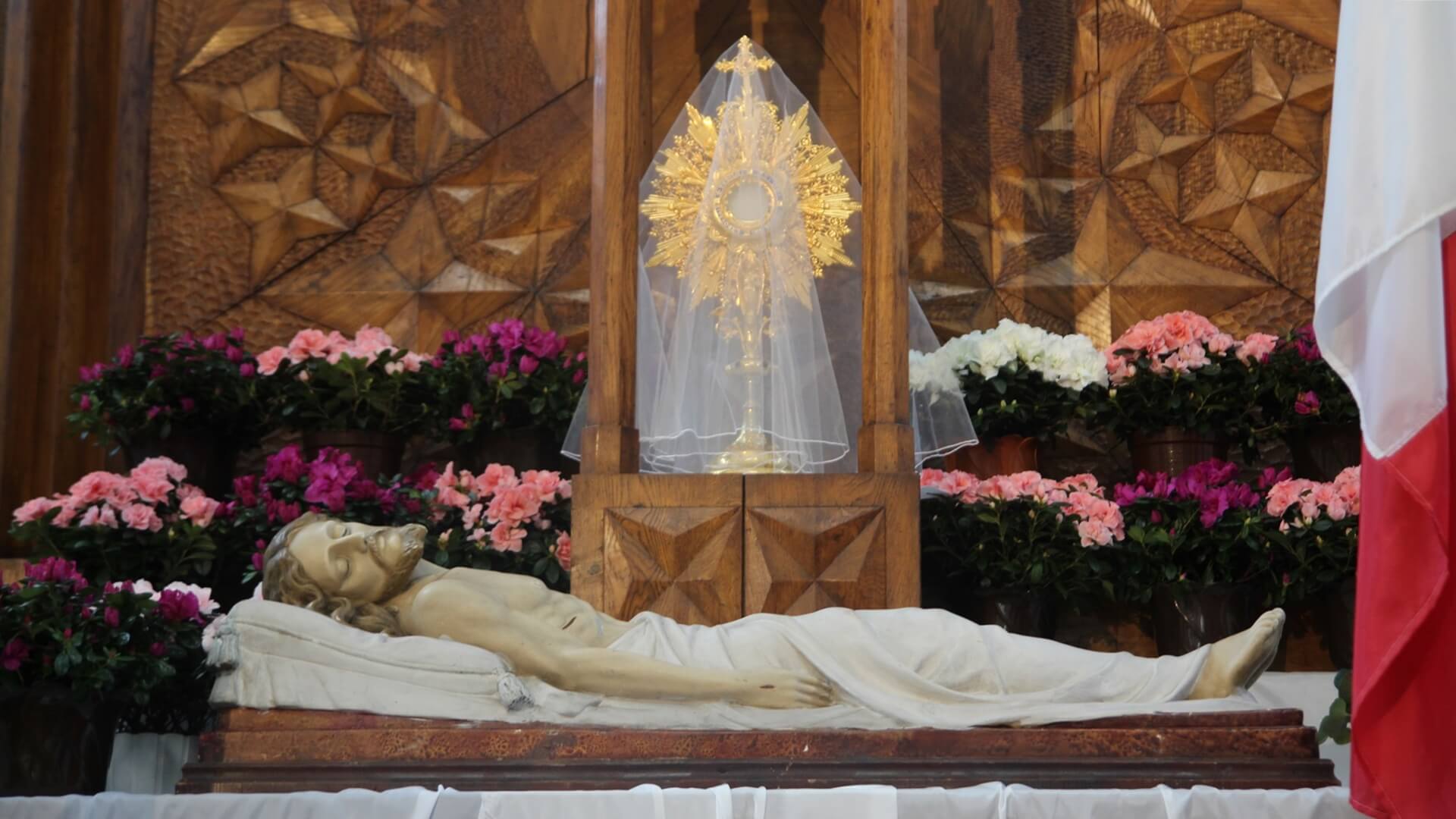 Wielka Sobota - katolicy oczekują na Zmartwychwstanie Chrystusa