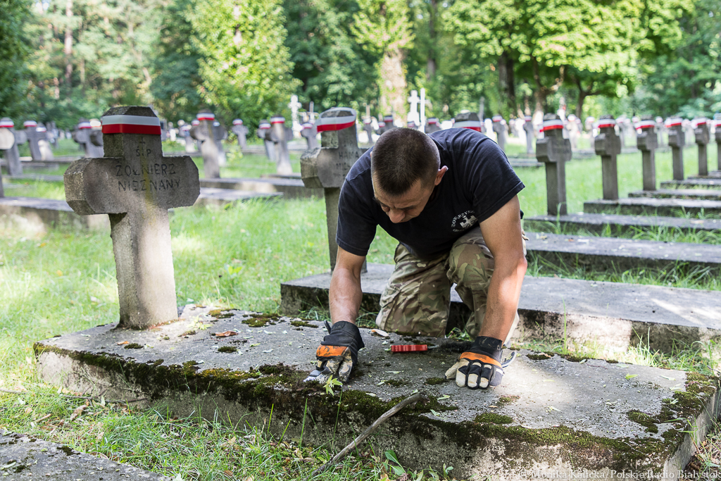 Mieszkańcy sprzątają groby żołnierzy poległych w bitwie białostockiej