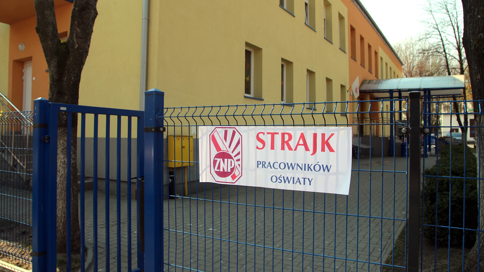 Nauczyciele z kolejnych placówek w regionie zaprzestają strajku