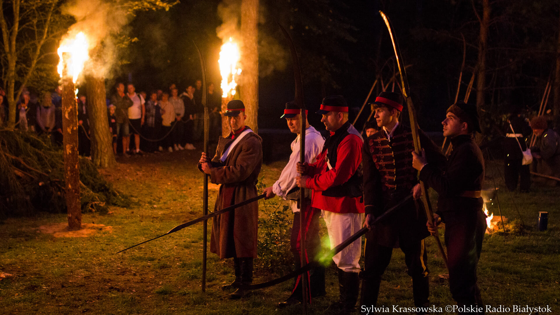 Żywa lekcja historii – około 200 osób spacerowało po zmroku po Kopnej Górze