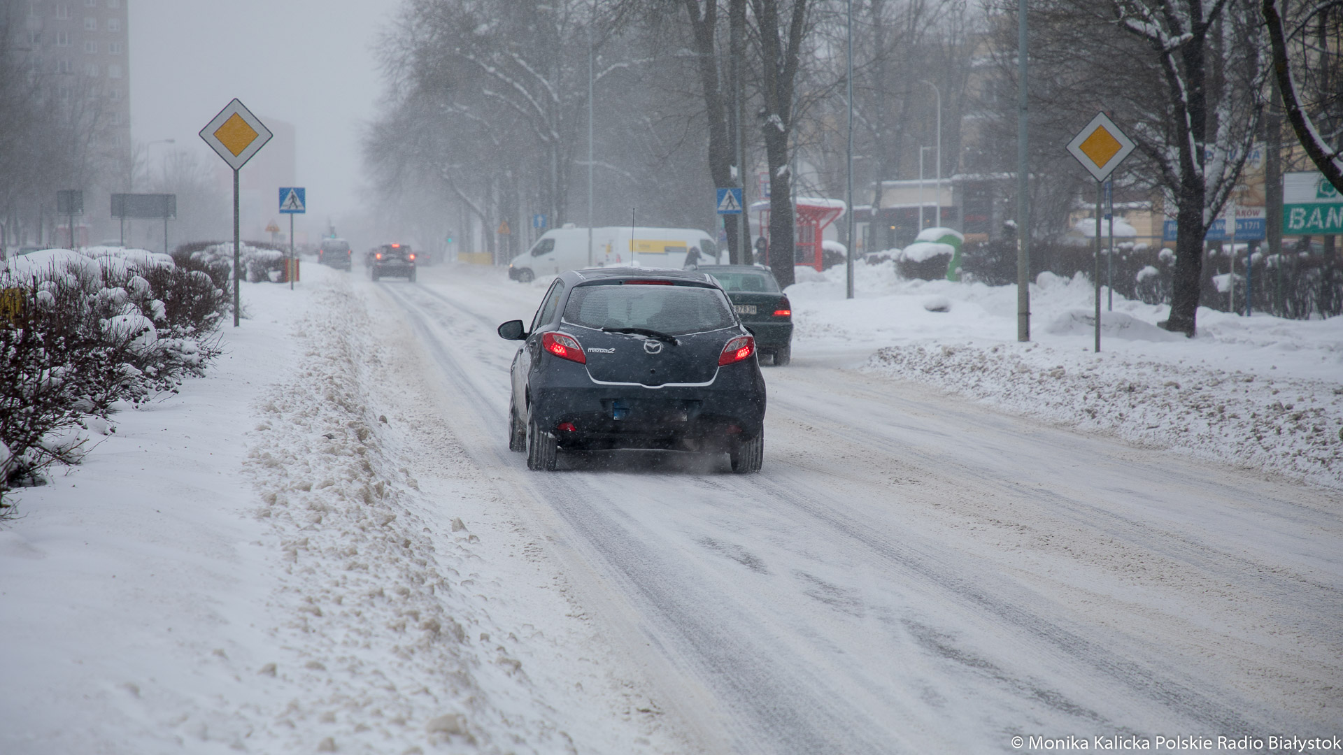 Ślisko na drogach w Podlaskiem - jazdę może utrudniać mgła