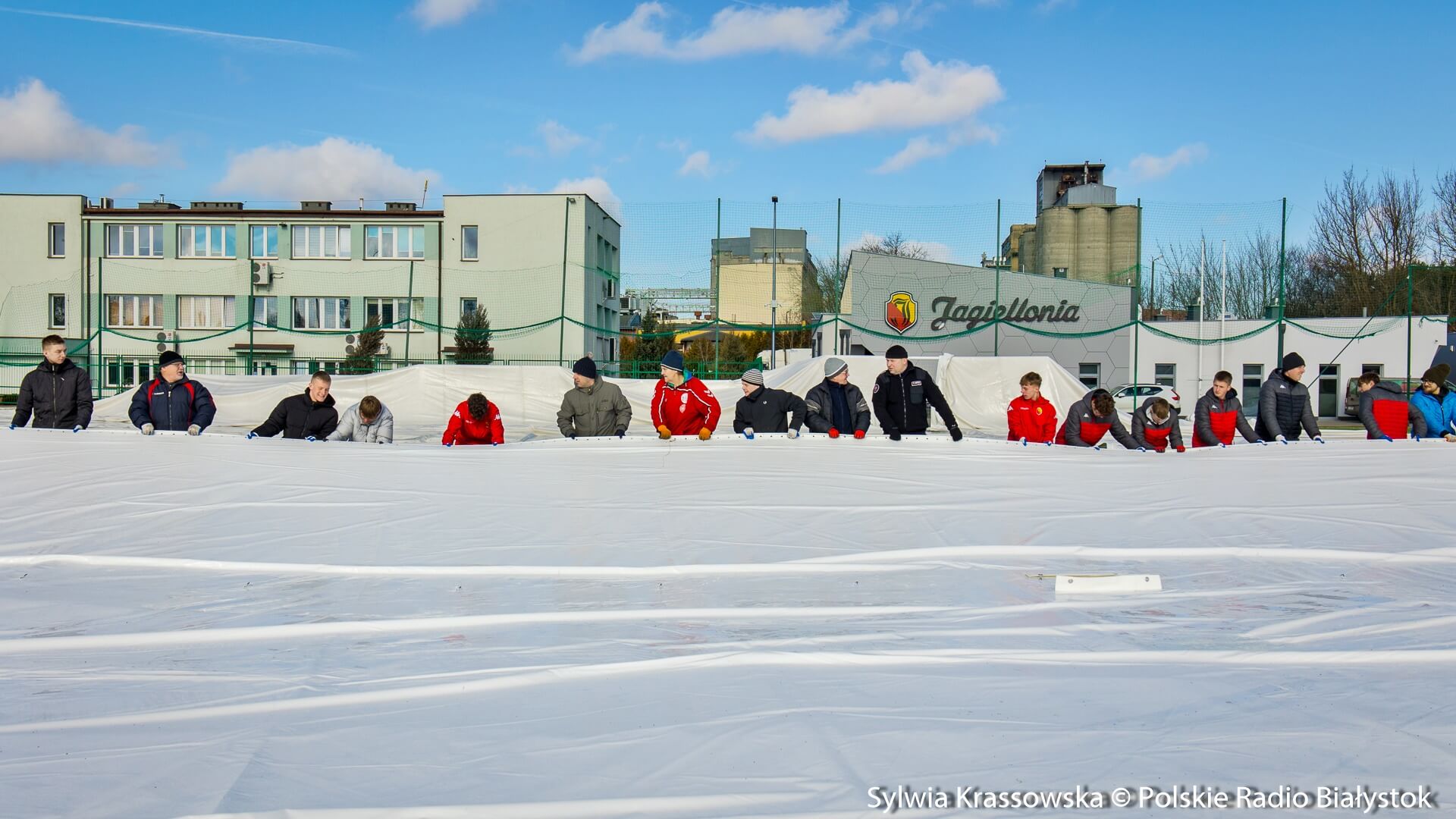 Kilkadziesiąt osób pomaga demontować balon w ośrodku treningowym Jagiellonii [zdjęcia, wideo]