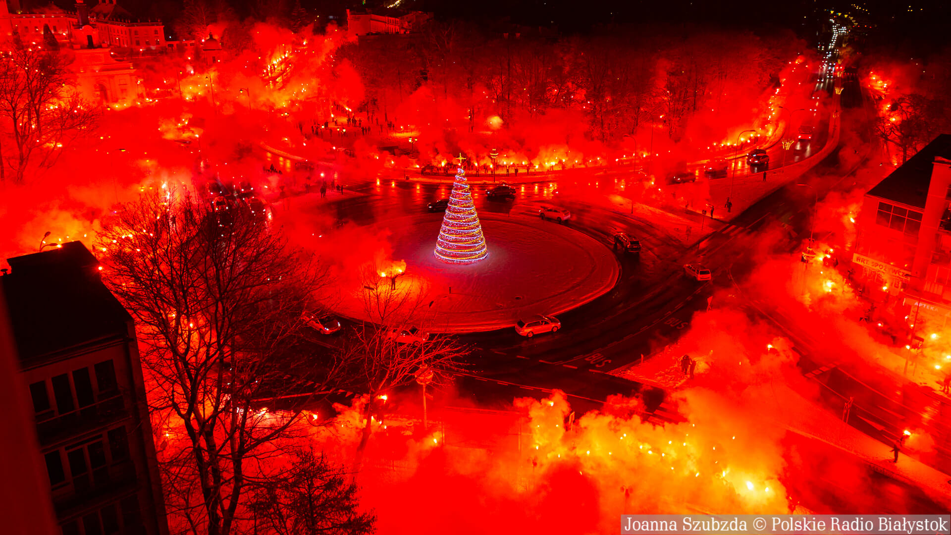 Setki żółto-czerwonych rac ponownie rozświetliły ulice Białegostoku - akcja kibiców Jagiellonii [zdjęcia, wideo]