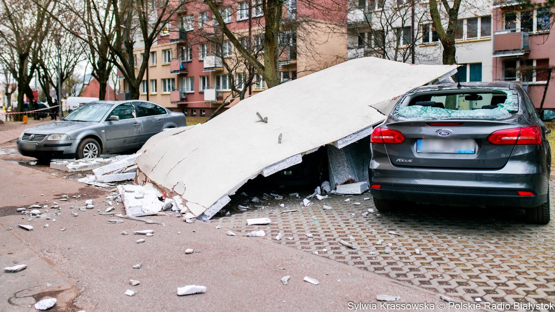 Mocno wieje w Podlaskiem - zerwane dachy, połamane drzewa, tysiące osób bez prądu [zdjęcia, wideo]