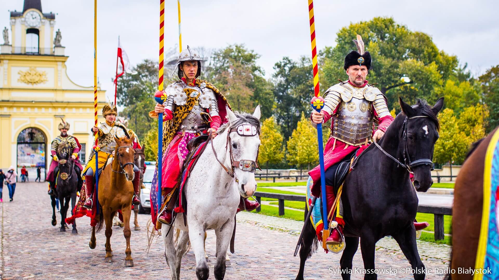 Ulicami Białegostoku przejechała Podlaska Chorągiew Husarska [zdjęcia]