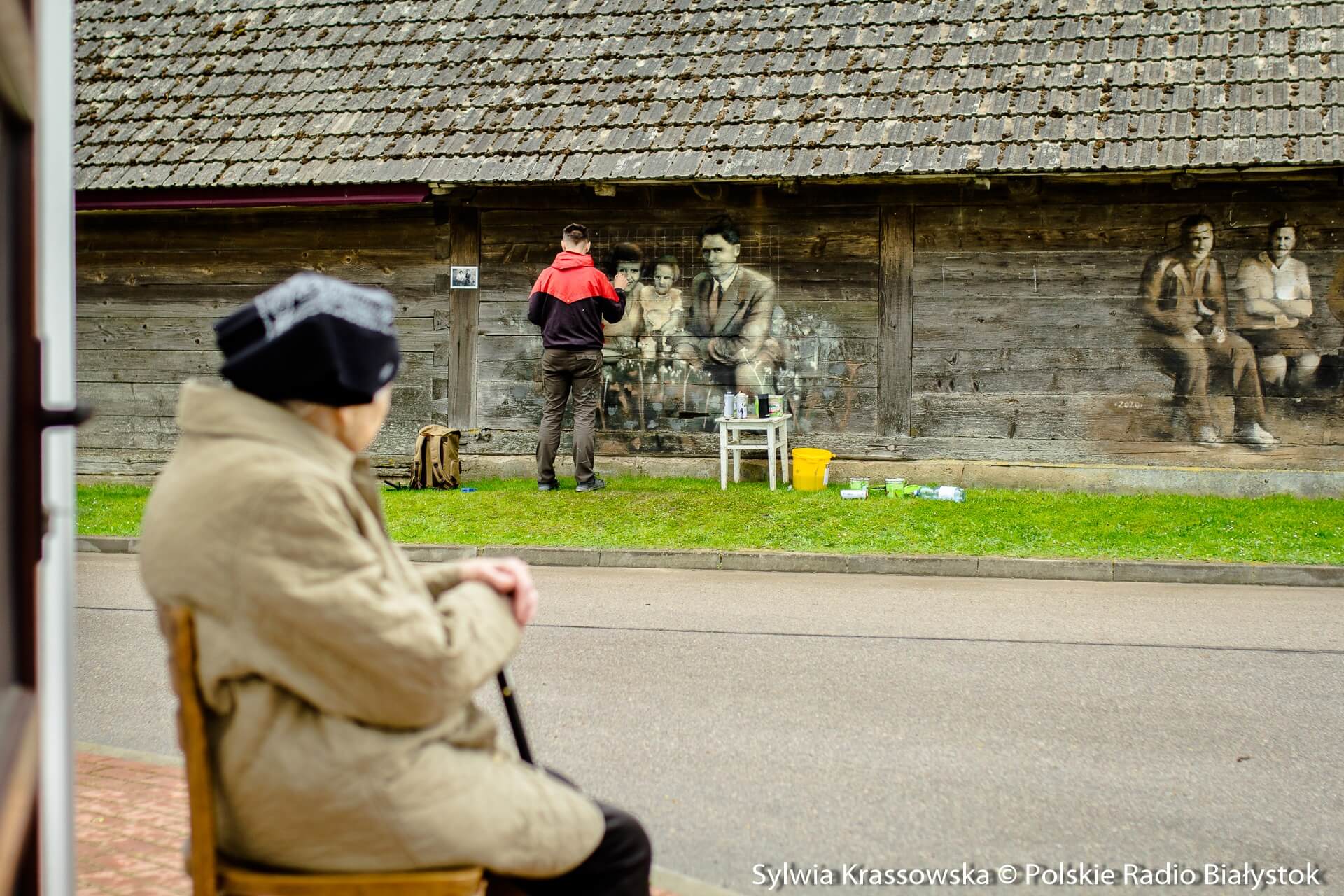 Na przedwojennej stodole w Sitawce powstaje kolejny drewnal wzorowany na starej fotografii [zdjęcia, wideo]