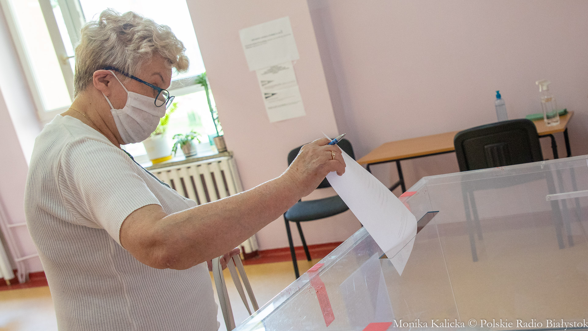 Mieszkańcy województwa podlaskiego odwiedzają lokale wyborcze