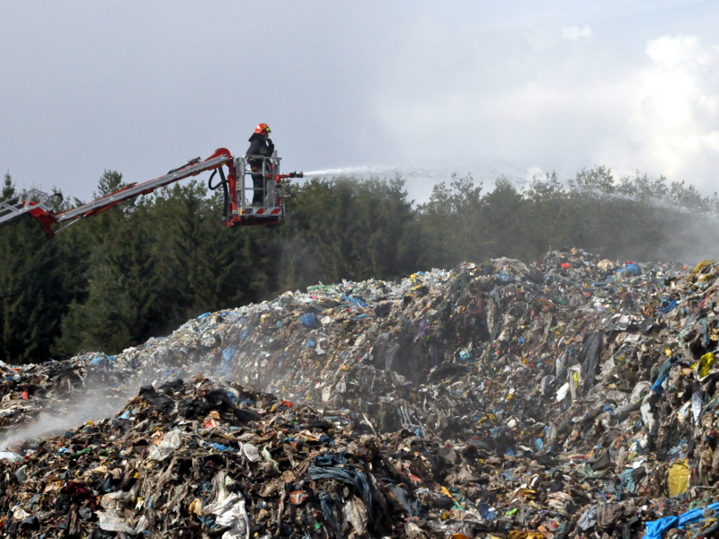 Region:  Śmieci w Studziankach znowu w ogniu - tym razem pożar udało się ugasić dość szybko [zdjęcia]
