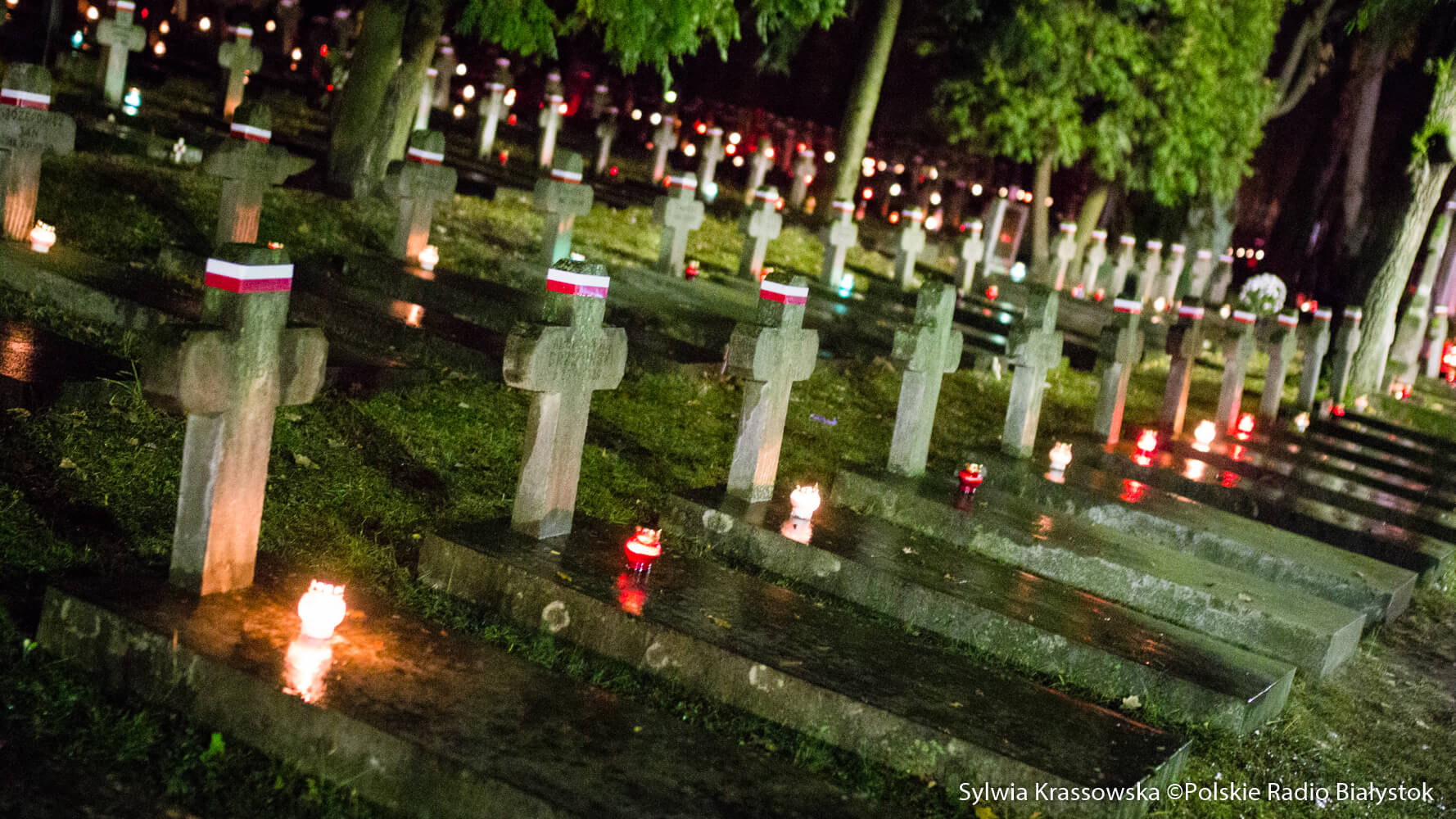 Białostoczanie zapalili znicze na grobach żołnierzy