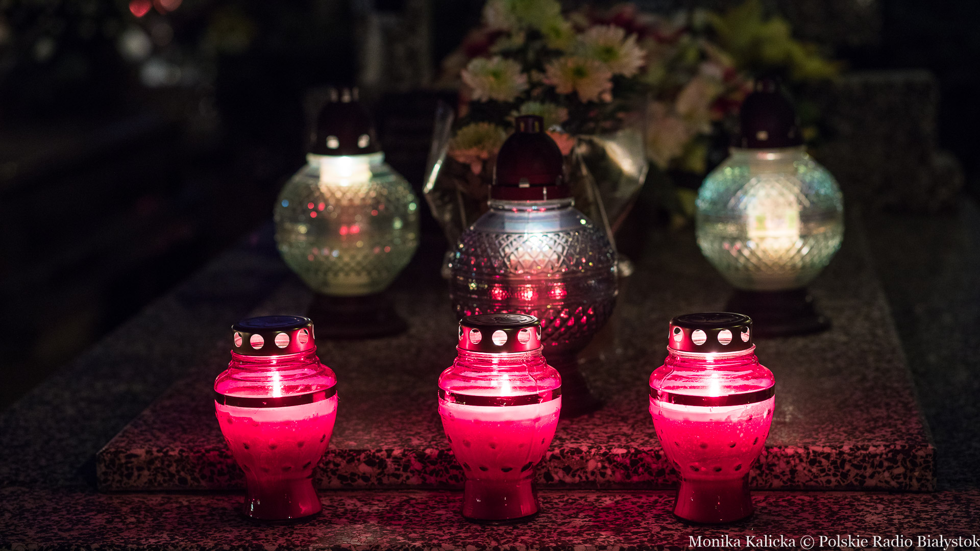 Podrożały znicze, chryzantemy i sztuczne wiązanki