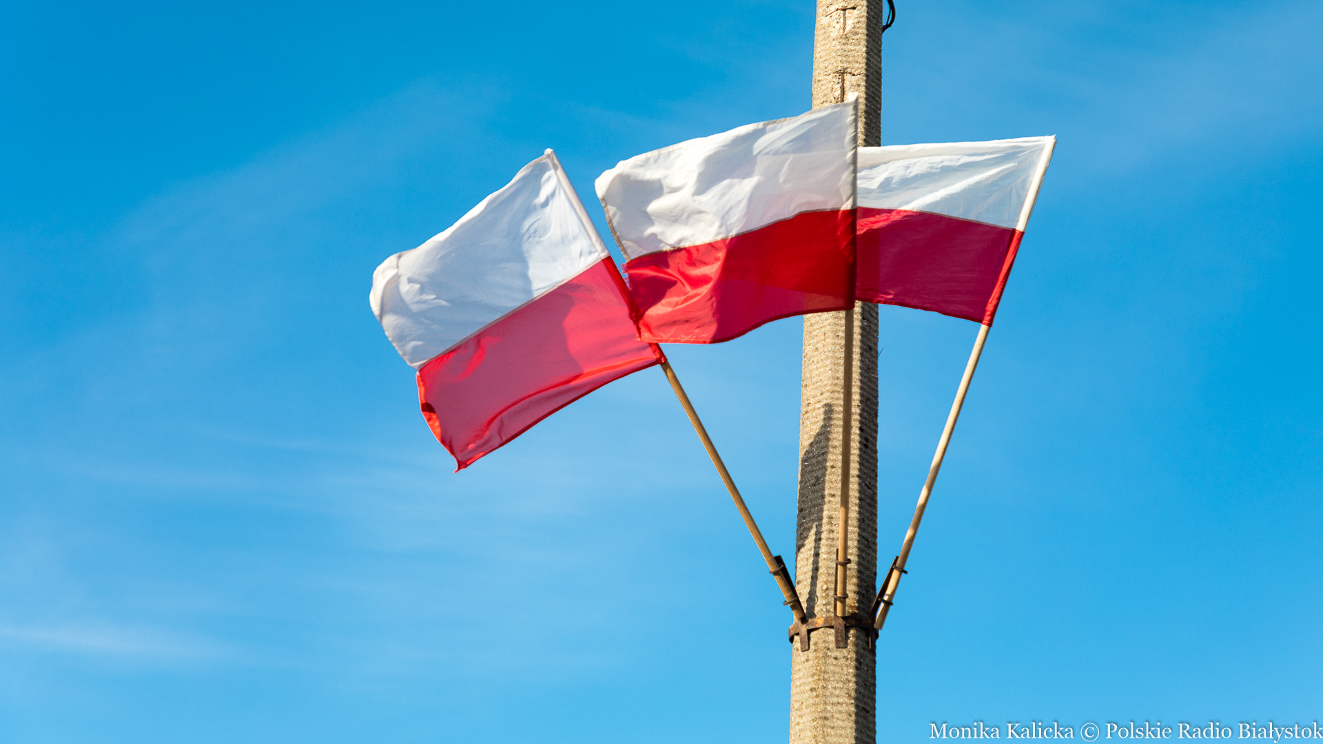 Biuro programu "Niepodległa" zachęca do wywieszania biało-czerwonych flag przez weekend majowy
