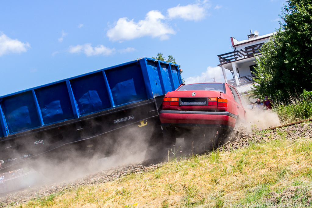 Brak uwagi na przejazdach drogowo-kolejowych może skończyć się tragicznie [zdjęcia, wideo]