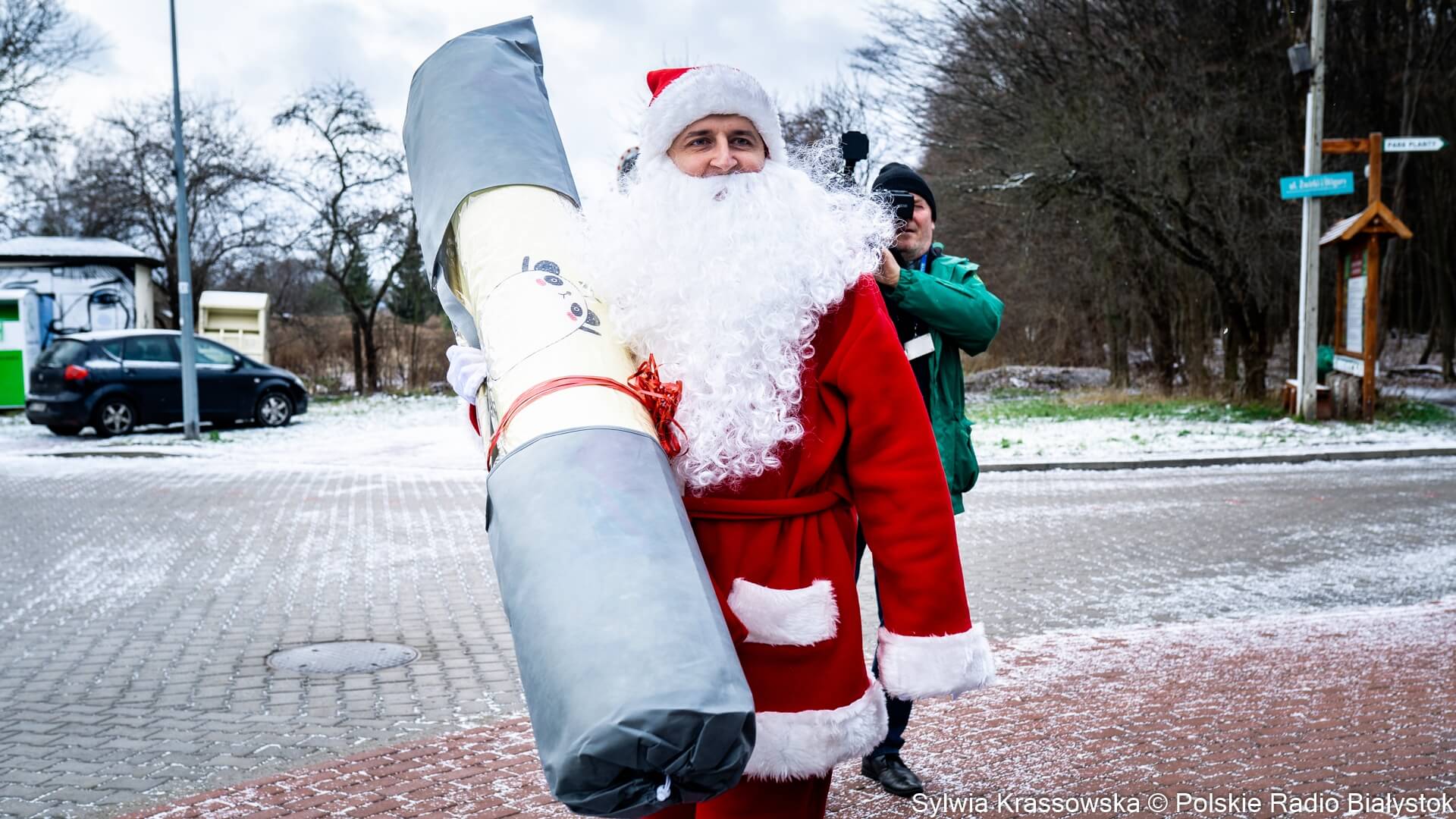 Wolontariusze z Fundacji "Pomóż Im" rozwożą prezenty podopiecznym hospicjum [zdjęcia]