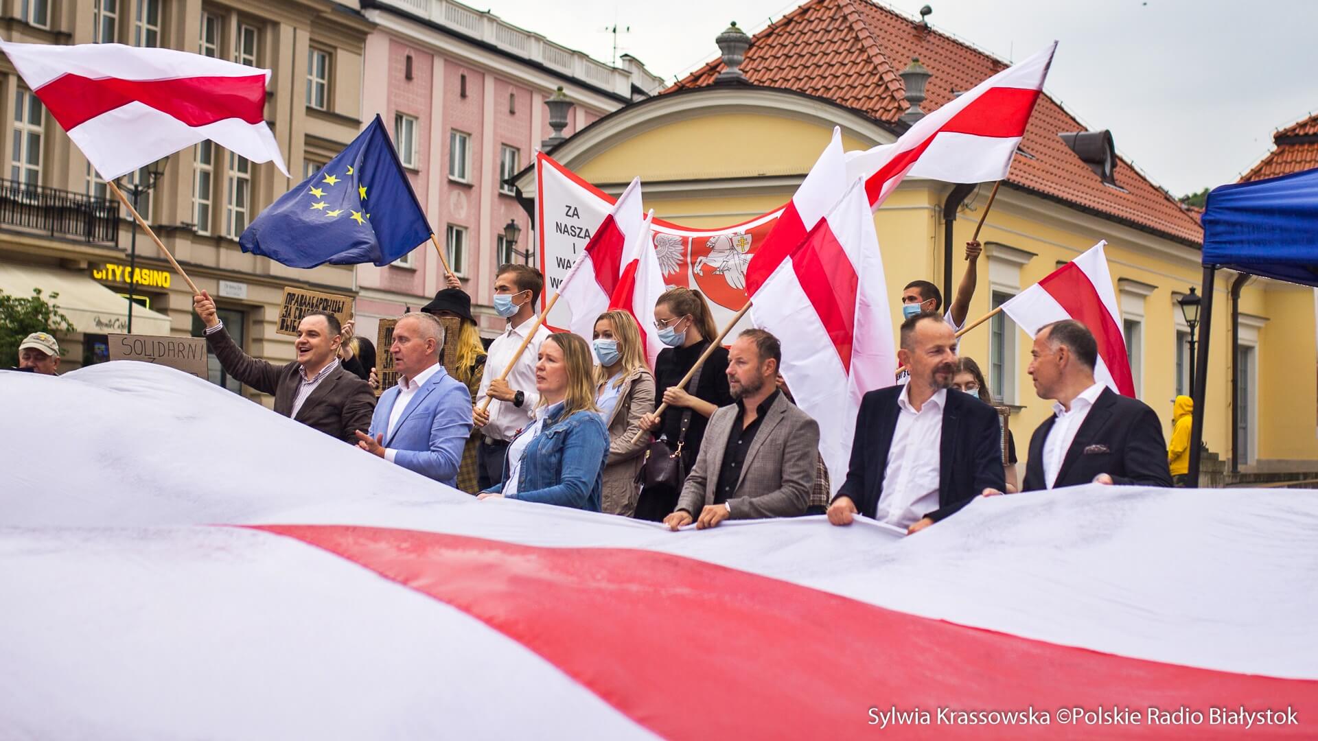 Demonstracja "Solidarni z Białorusią" na Rynku Kościuszki w Białymstoku