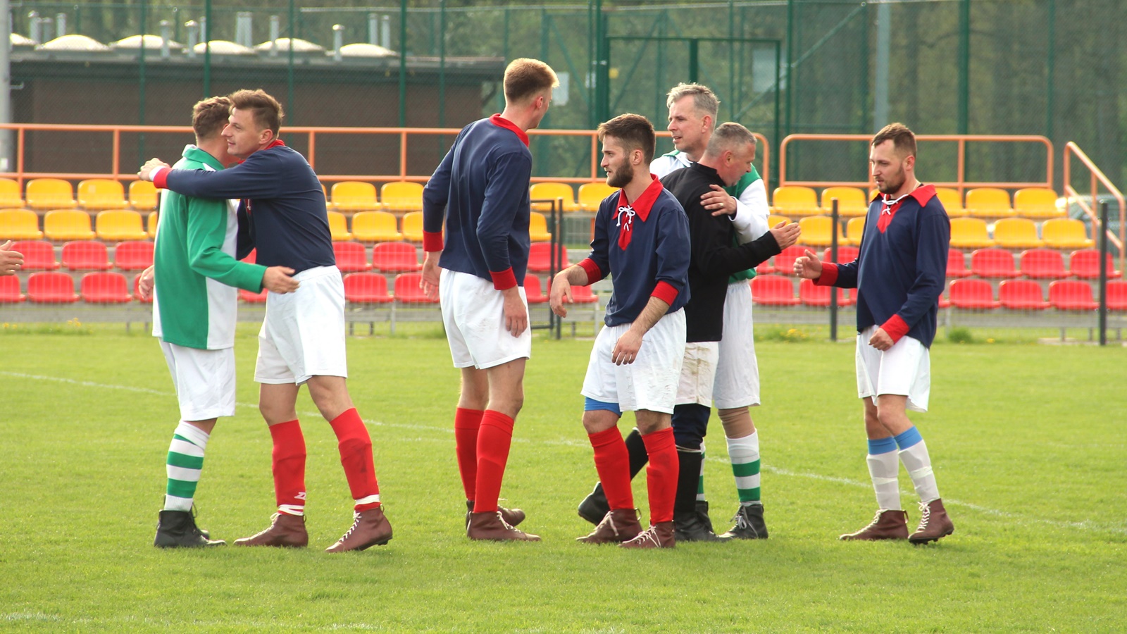 Przedwojenne stroje, piłka, zasady gry i efektowny debiut drużyny z Choroszczy w Retro Lidze [zdjęcia]