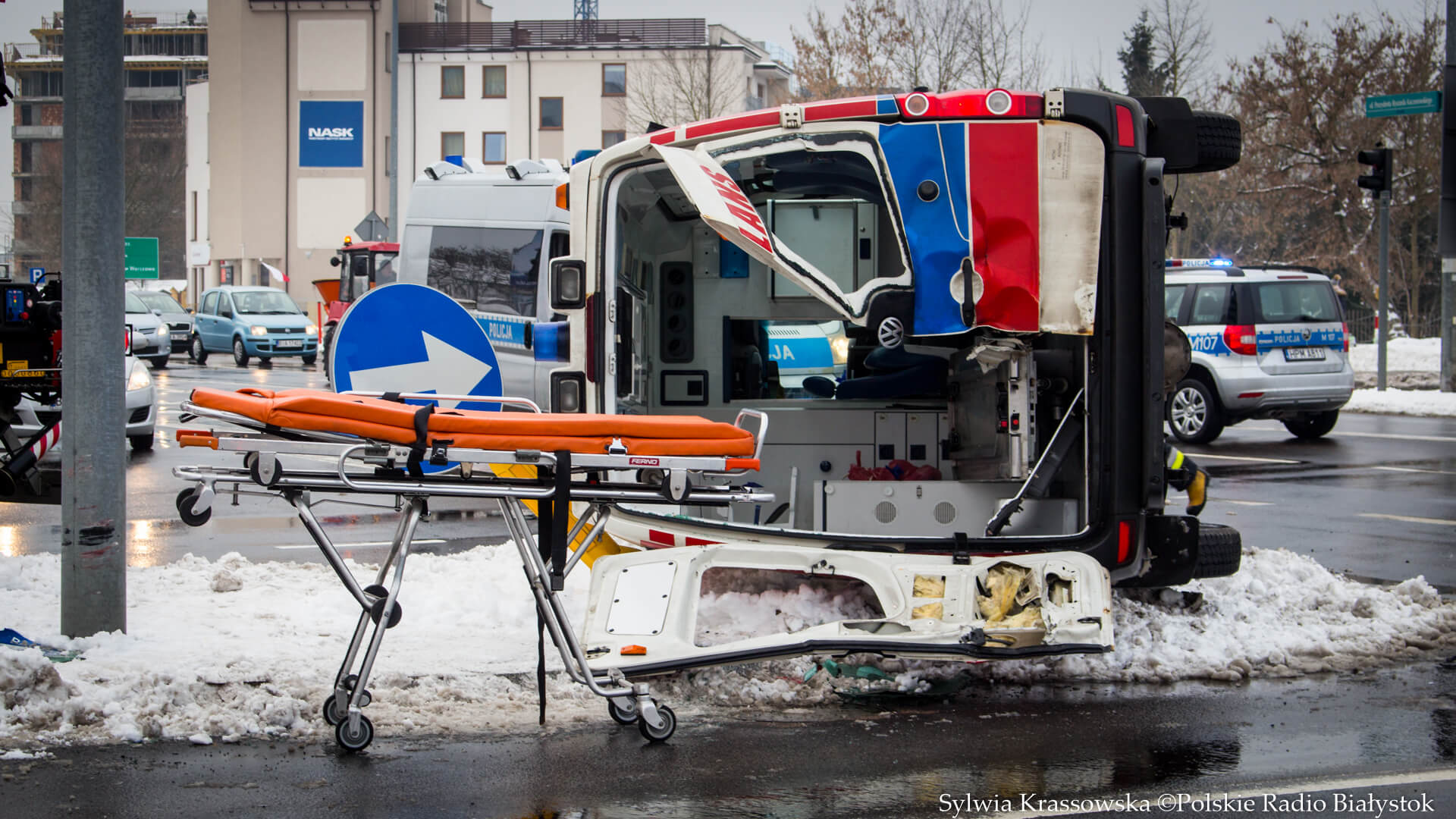 Wypadek z udziałem karetki w centrum Białegostoku [zdjęcia, wideo]