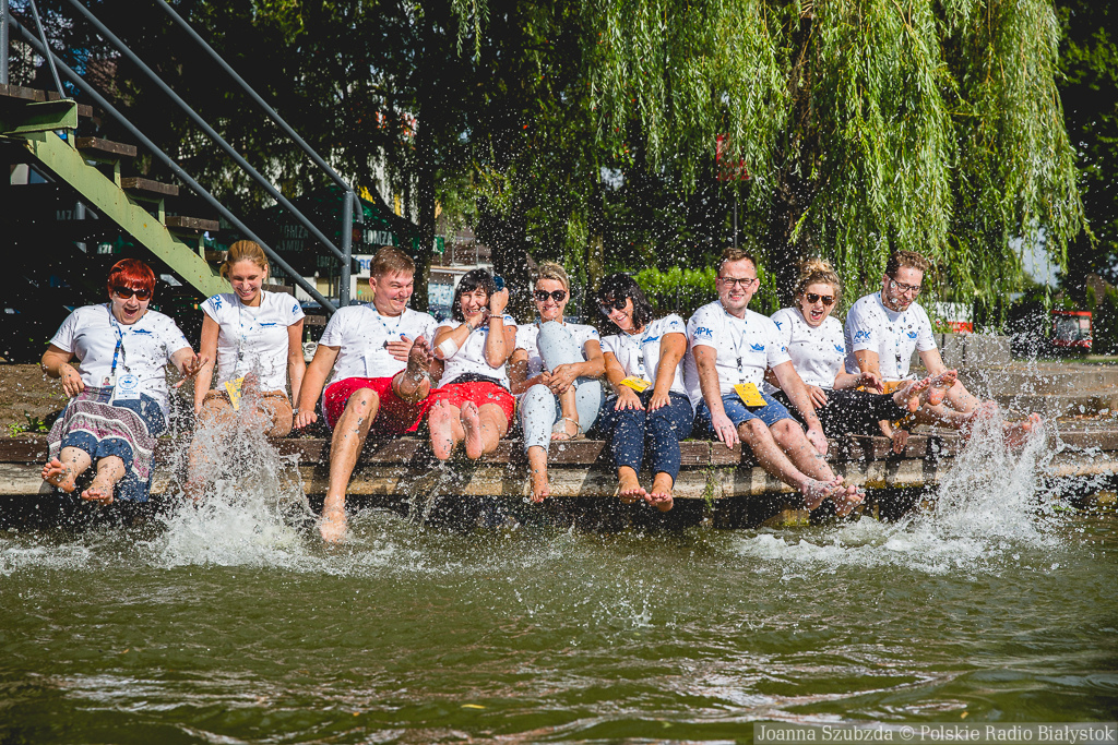 "Polskie Orły", "Kowadło" czy "Zalane syrenki" na kolejnych Mistrzostwach Polski w Pływaniu na Byle Czym [zdjęcia, wideo]