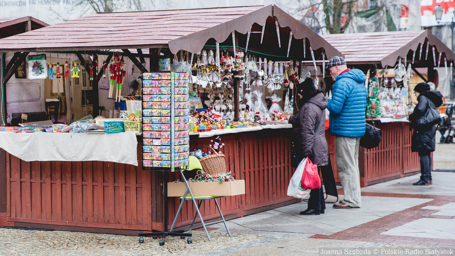 Ciasta, chleby, wędliny i upominki na Jarmarku Świątecznym przed białostockim Ratuszem [zdjęcia, wideo]