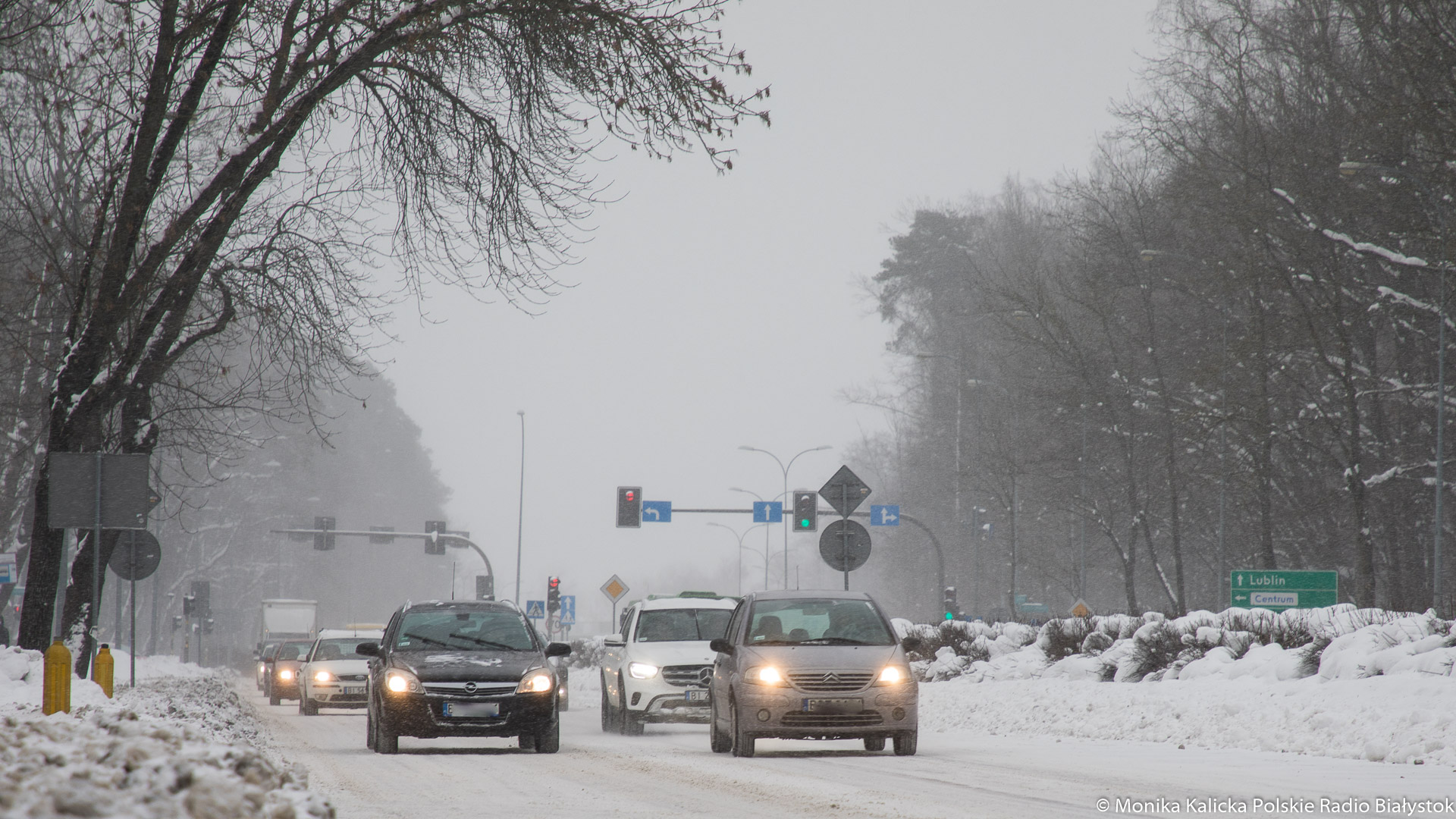 Śliskie jezdnie i usypane przez wiatr zaspy - musimy uważać na drogach w Podlaskiem [wideo]