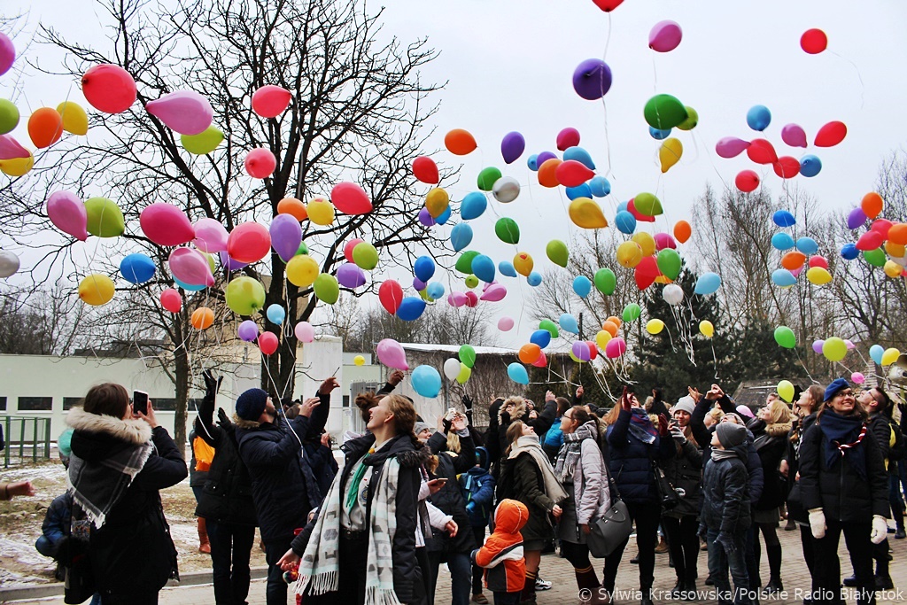 Baloniki poszybowały w niebo podczas happeningu przed UDSK